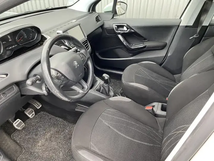 Peugeot 208 2013 photo 3
