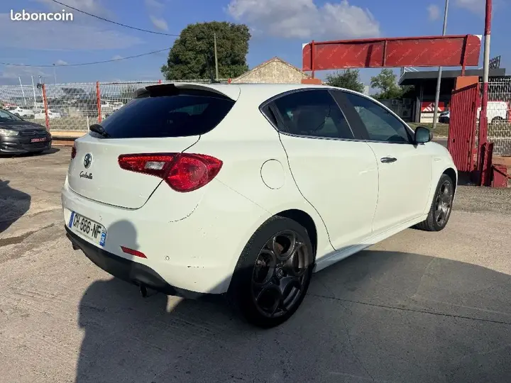 Alfa Romeo Giulietta 2012 photo 4
