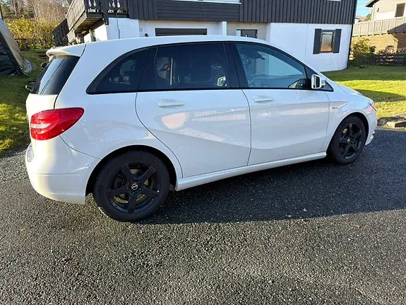 Mercedes-Benz B 180 2012 photo 3