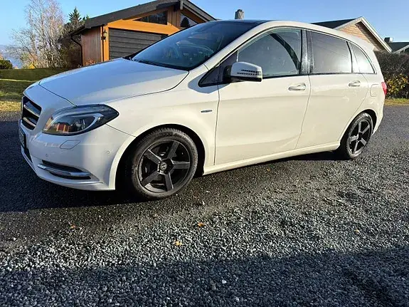 Mercedes-Benz B 180 2012 photo 2