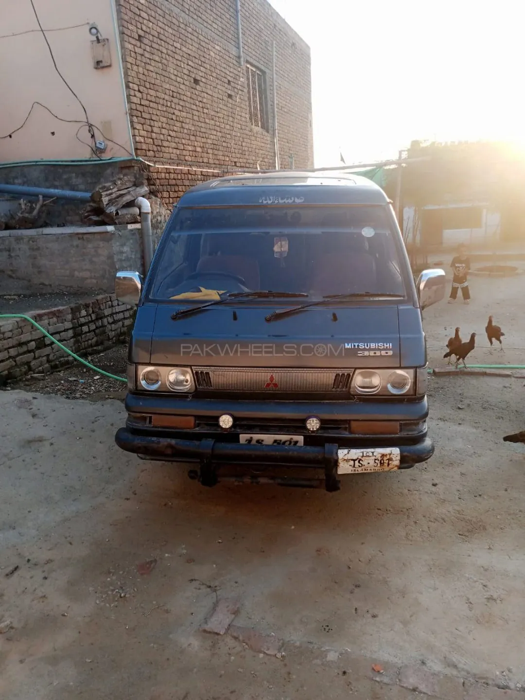Mitsubishi L300