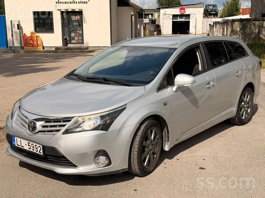 Toyota Avensis 2013 photo 2