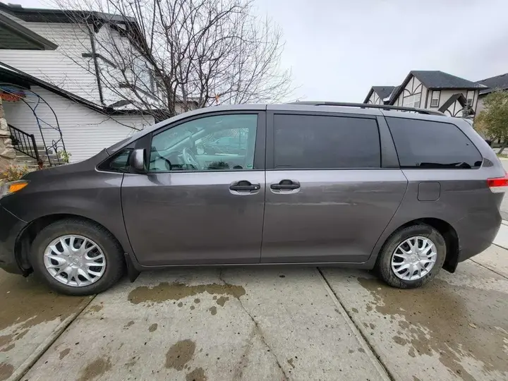 Toyota Sienna 2012 photo 3