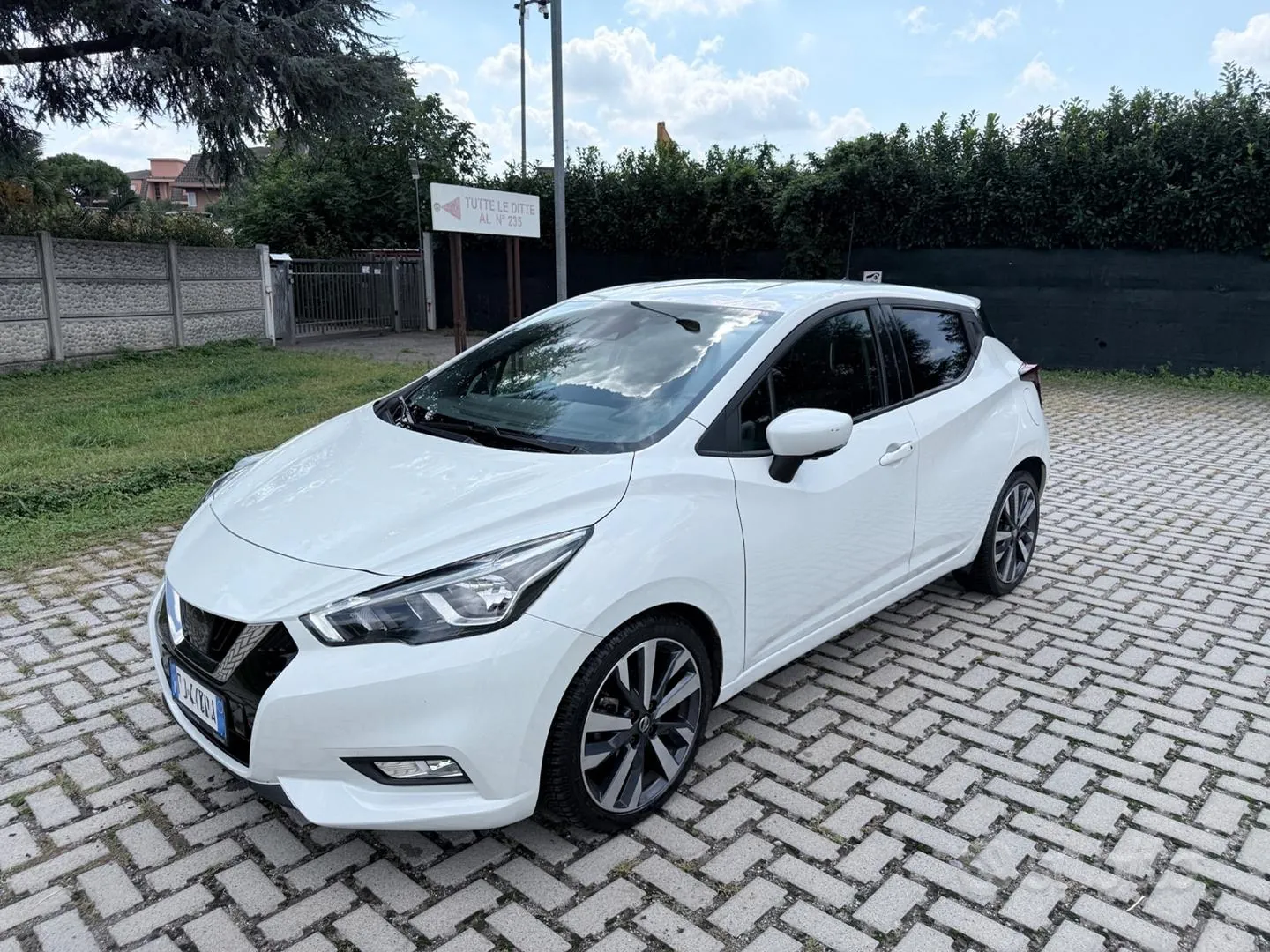 Nissan Micra 2017 photo 2