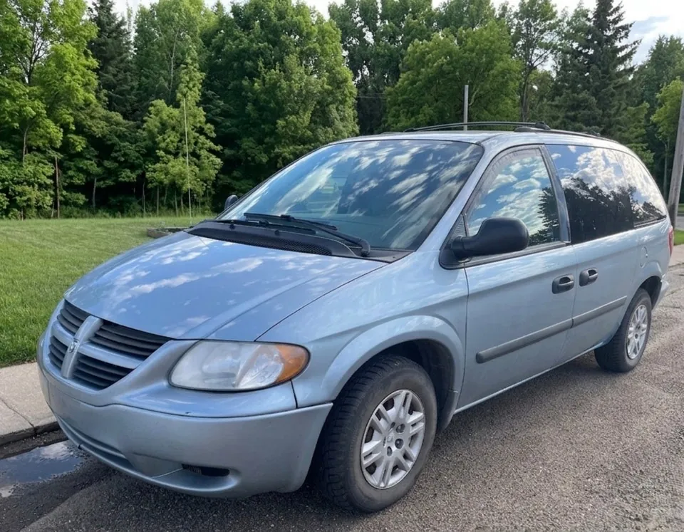Dodge Caravan 2005 photo 2