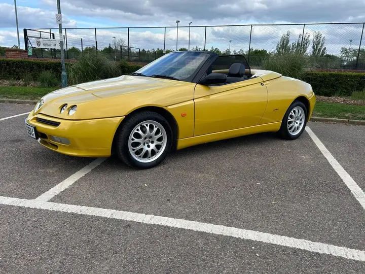 Alfa Romeo Spider 2000 photo 2