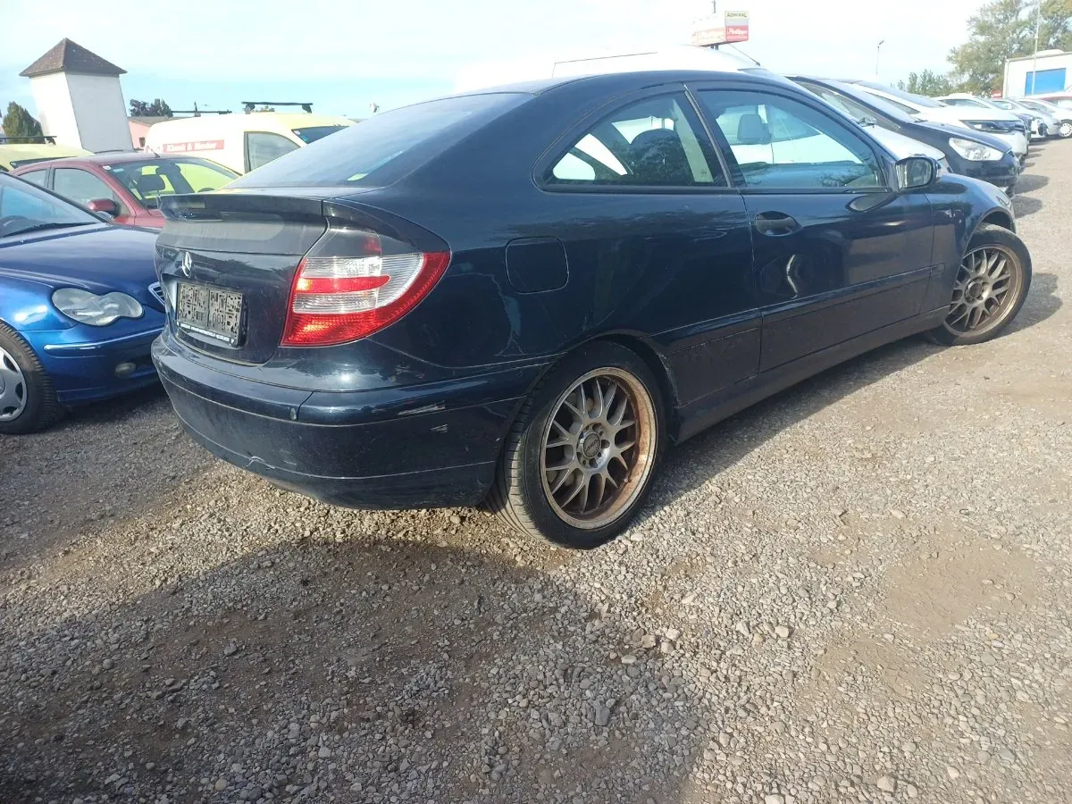 Mercedes-Benz C-Class 2004 photo 2