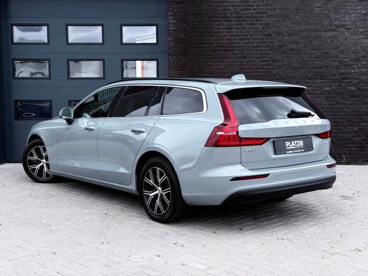 Volvo V60 2023 photo 2