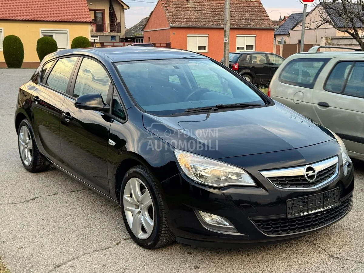 Opel Astra J 2009 photo 5