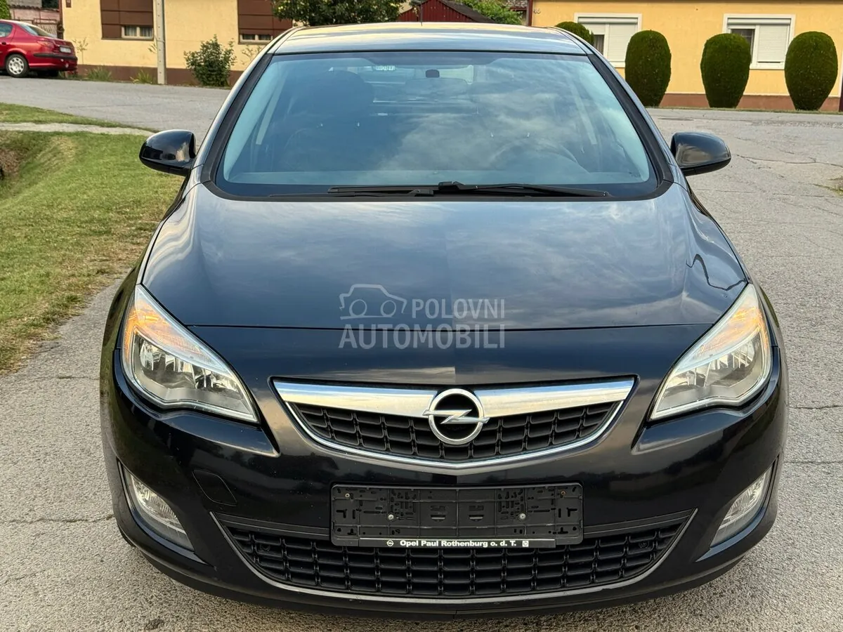 Opel Astra J 2009 photo 4