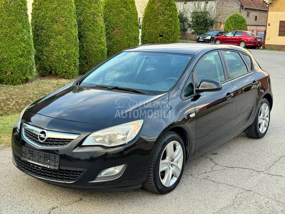 Opel Astra J 2009 photo 3