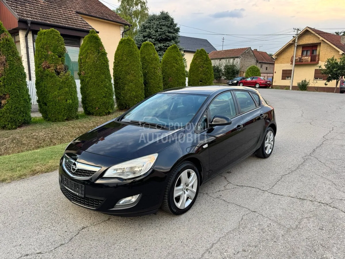 Opel Astra J 2009 photo 2