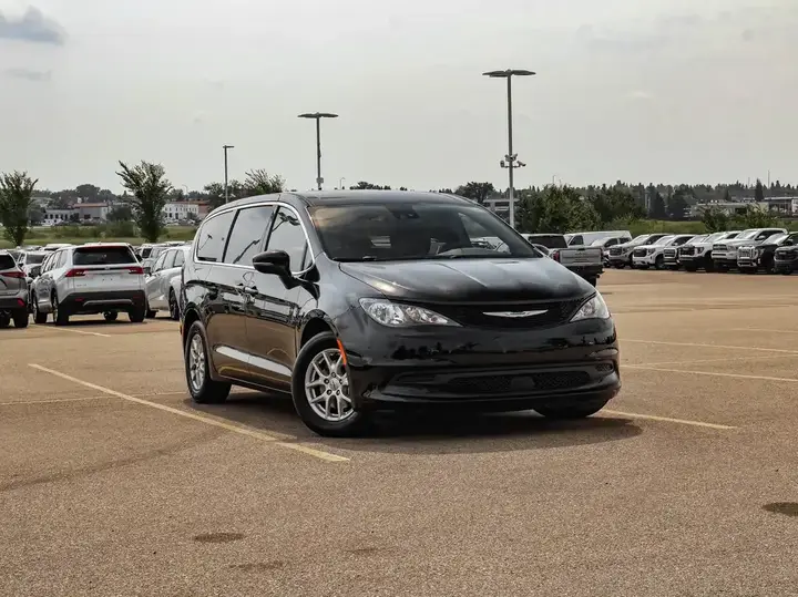 Chrysler Grand Caravan 2025 photo 2