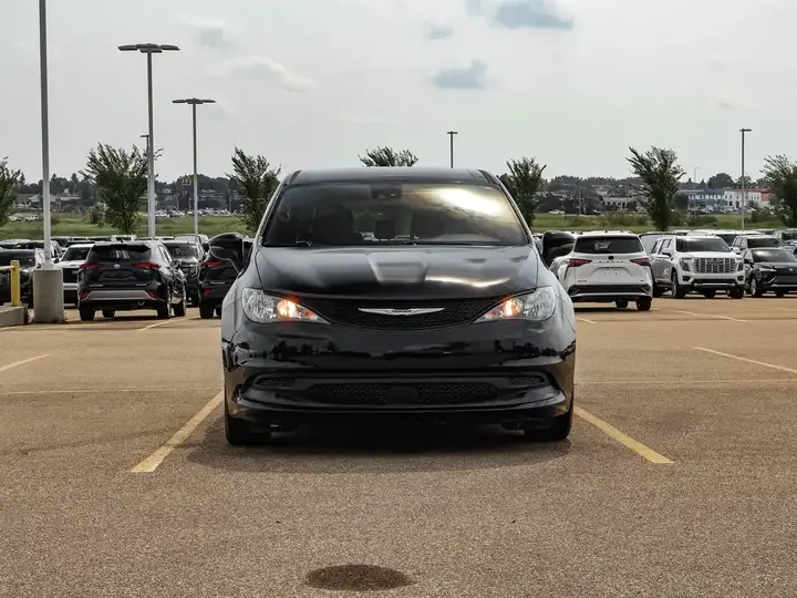 Chrysler Grand Caravan 2025 photo 3