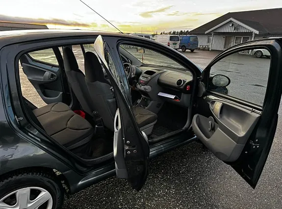 Toyota Aygo 2012 photo 2