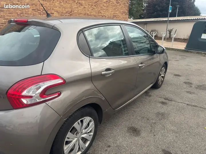 Peugeot 208 2013 photo 2