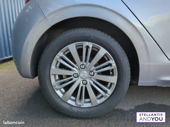 Peugeot 208 2019 photo 5