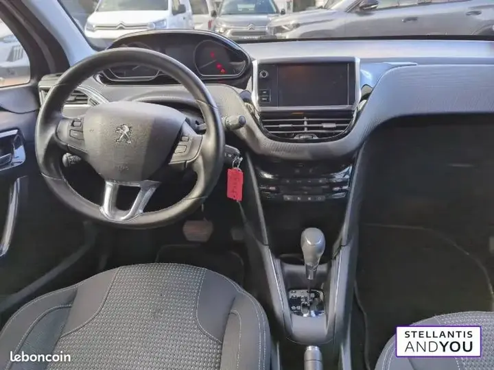 Peugeot 208 2019 photo 2