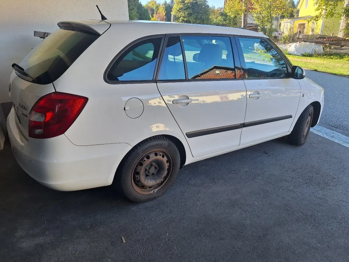 Skoda Fabia 2011 photo 3