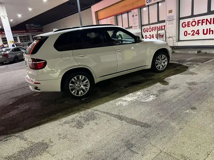 BMW X5 2010 photo 2