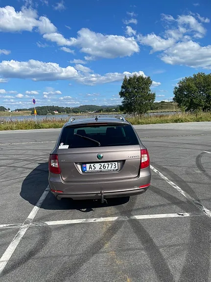 Skoda Superb 2011 photo 5