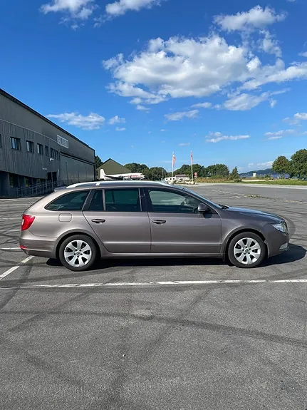Skoda Superb 2011 photo 3