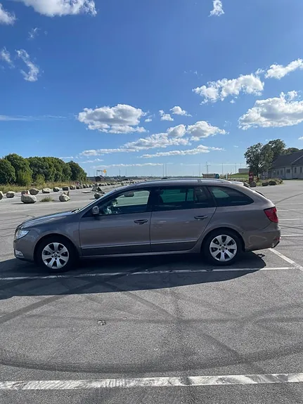 Skoda Superb 2011 photo 4