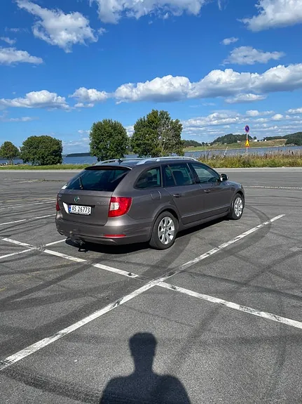 Skoda Superb 2011 photo 2
