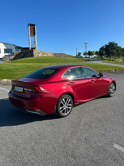 Lexus Is300H 2017 photo 4