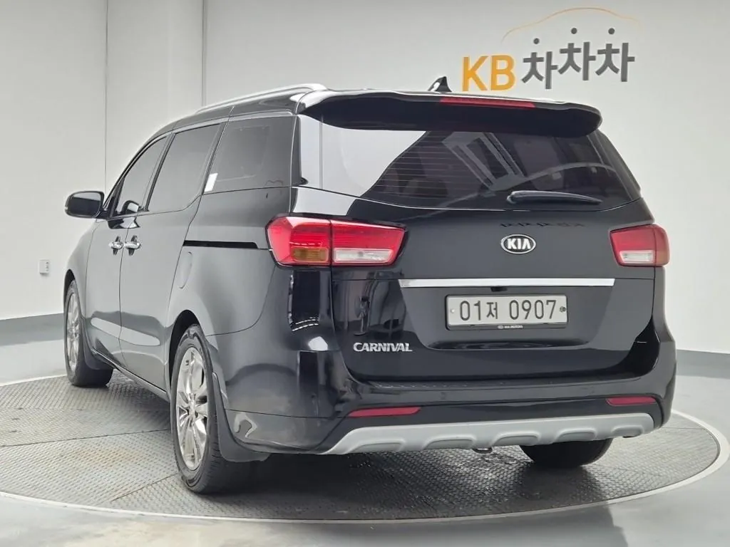 Kia Carnival 2016 photo 2
