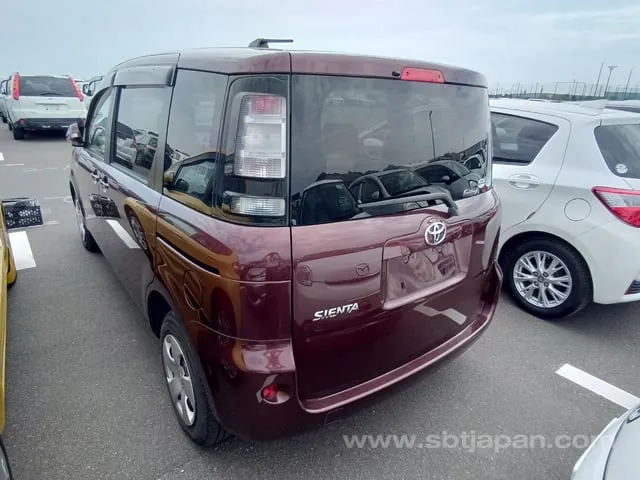 Toyota Sienta 2011 photo 3
