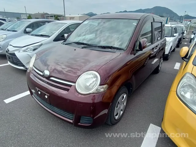 Toyota Sienta 2011 photo 2