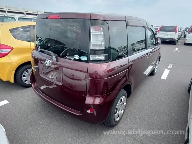 Toyota Sienta 2011 photo 4