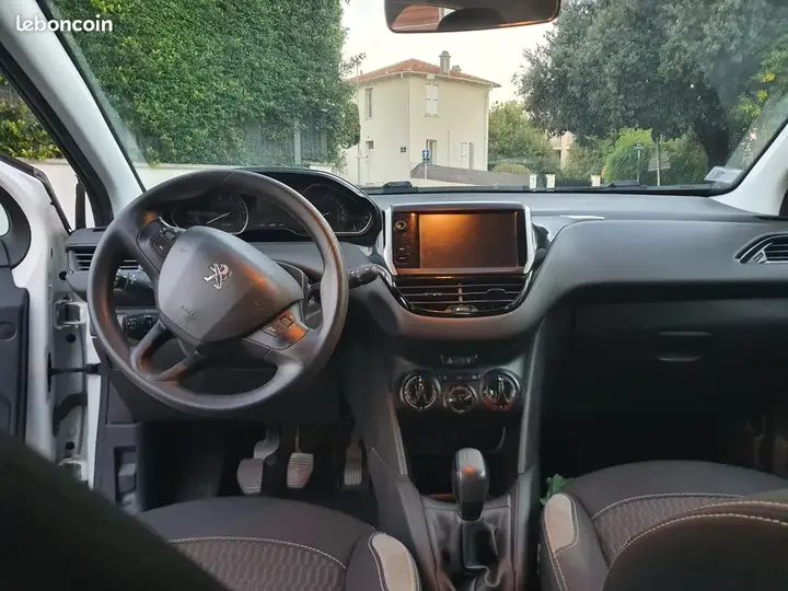 Peugeot 208 2016 photo 2