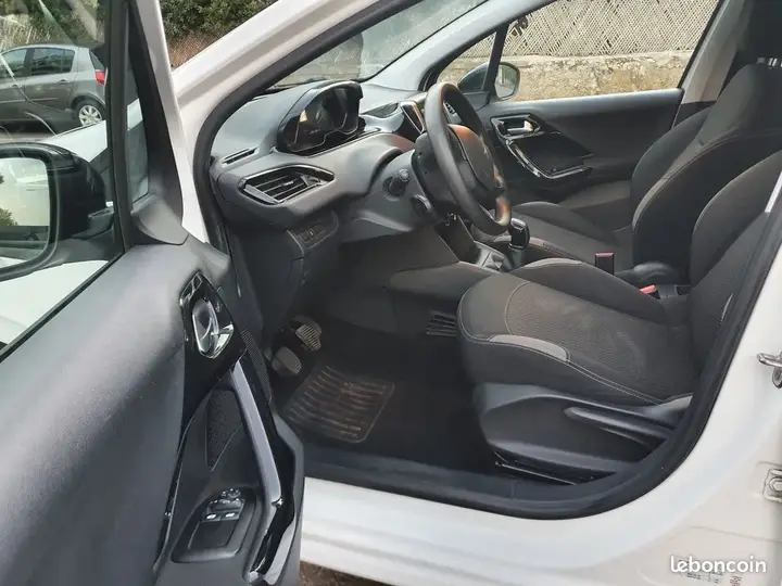 Peugeot 208 2016 photo 3