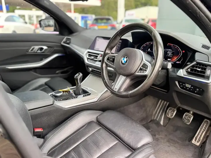 BMW 3 Series 2019 photo 3