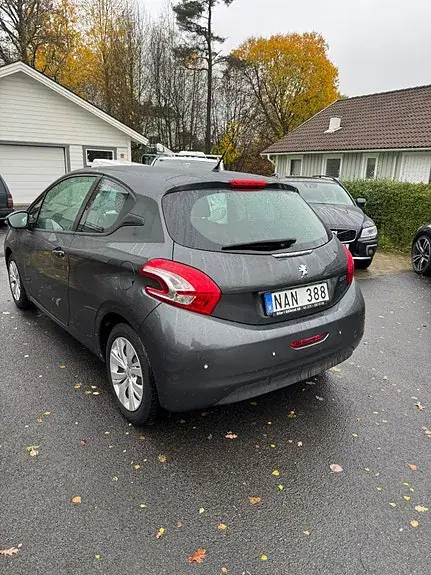 Peugeot 208 2012 photo 2