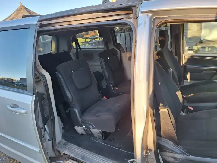 Dodge Grand Caravan 2012 photo 3