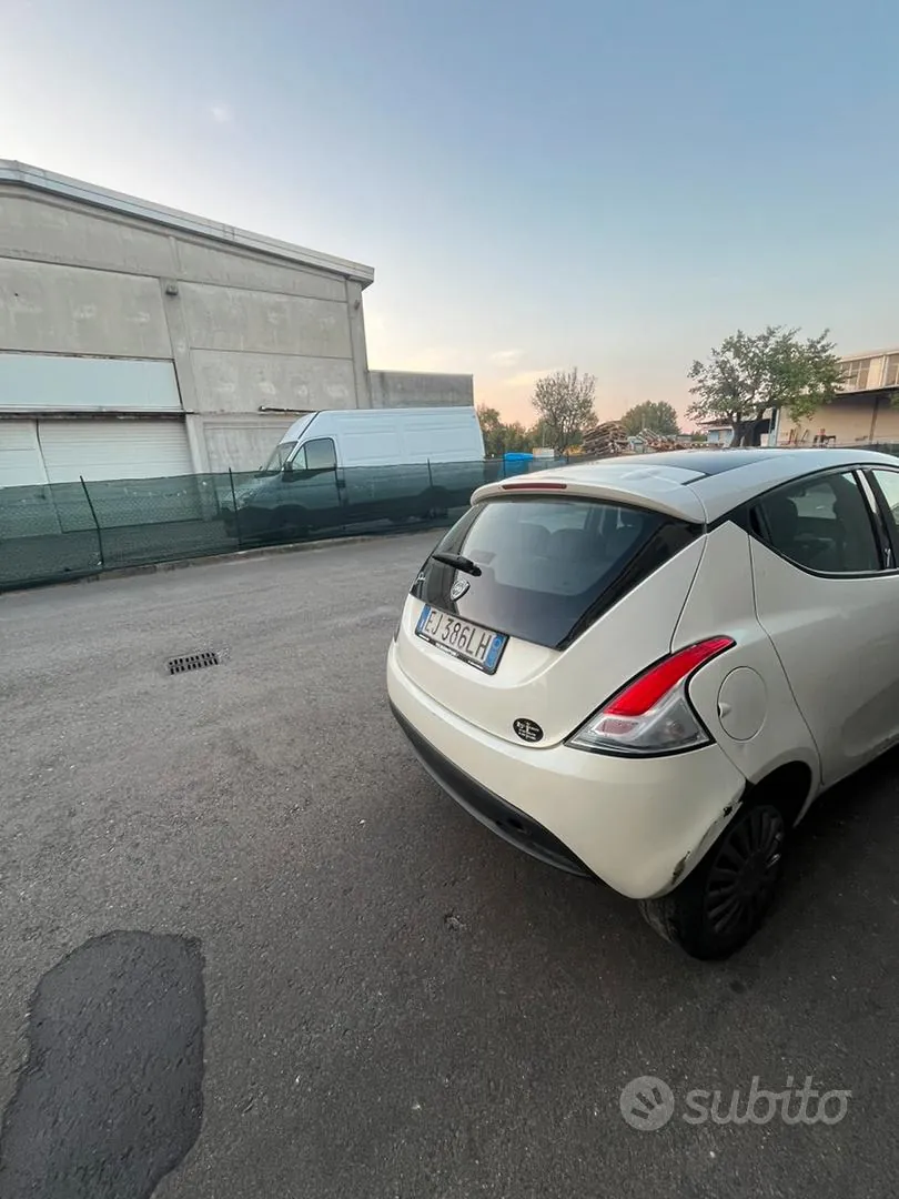 Lancia Ypsilon 2011 photo 2