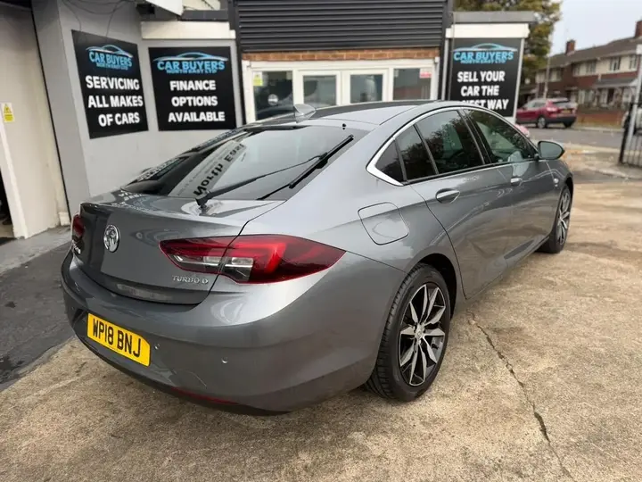 Vauxhall Insignia 2018 photo 2
