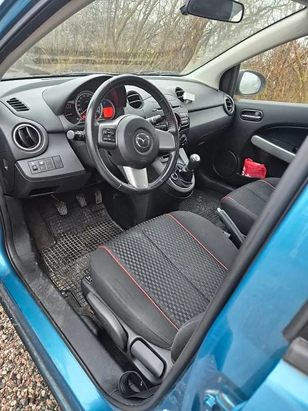 Mazda 2 2010 photo 4