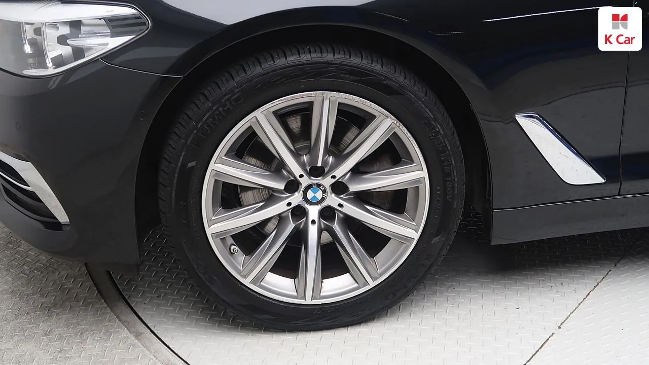 BMW 5 Series 2019 photo 5