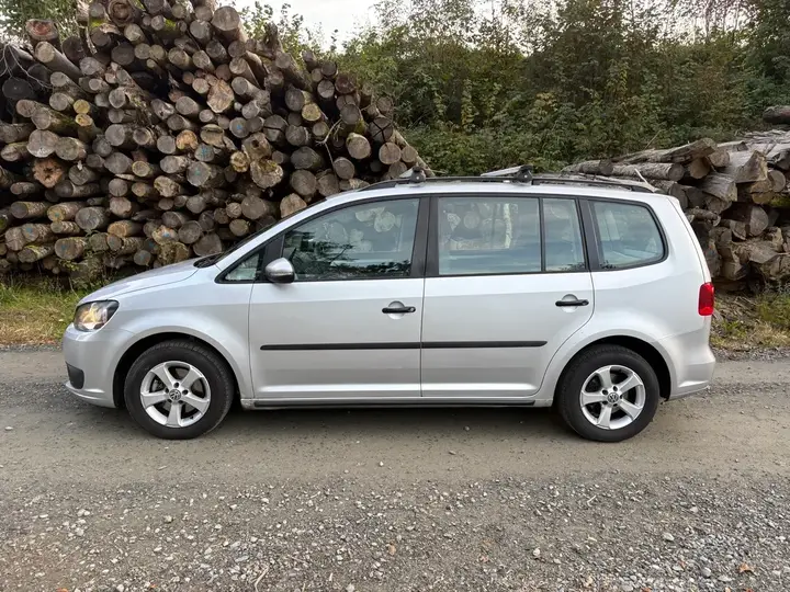Volkswagen Touran 2012 photo 2