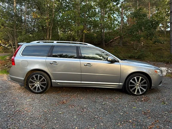 Volvo V70 2010 photo 2