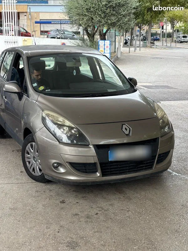 Renault Scenic 2011 photo 2