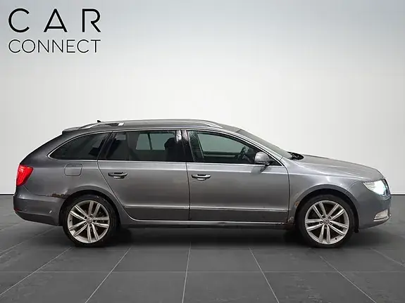 Skoda Superb 2011 photo 4
