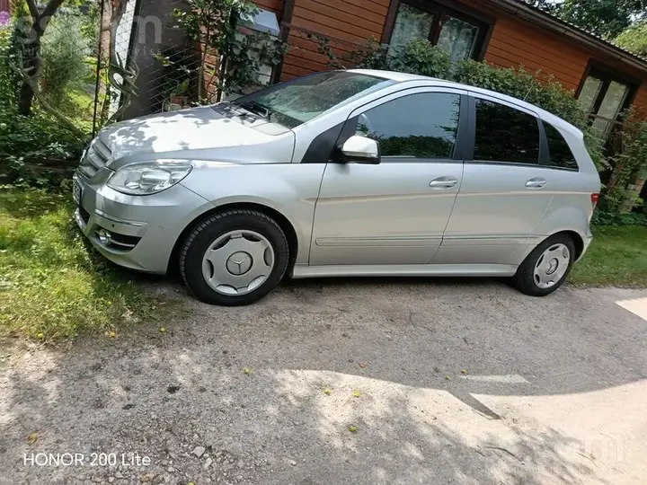 Mercedes-Benz B180