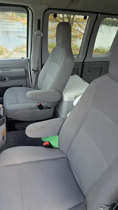 Ford E-150 2012 photo 3