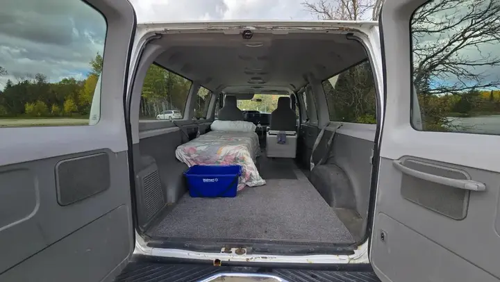 Ford E-150 2012 photo 2