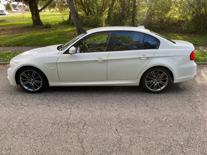 BMW 3 Series 2011 photo 4